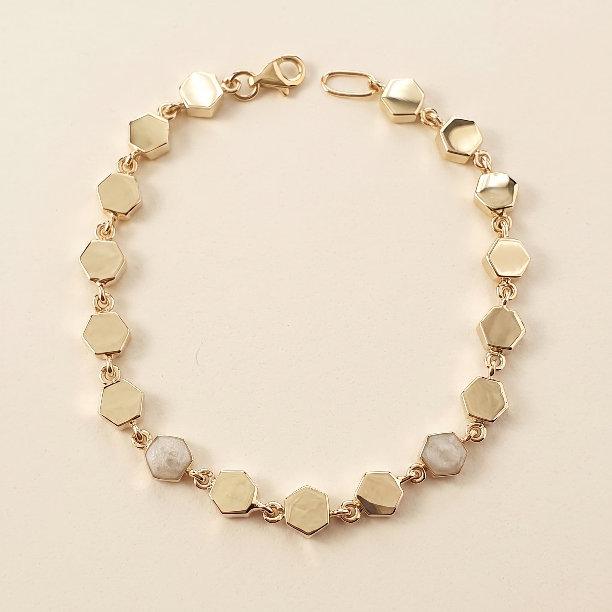 Altıgen tonlu minimal altın bileklik 4626